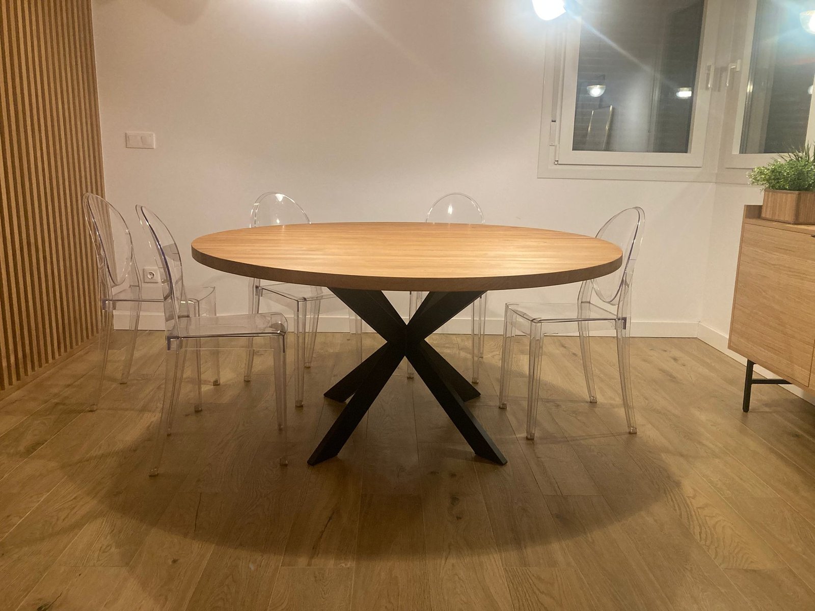 Mesa redonda de madera maciza con patas de metal en aspa - Imagen 2