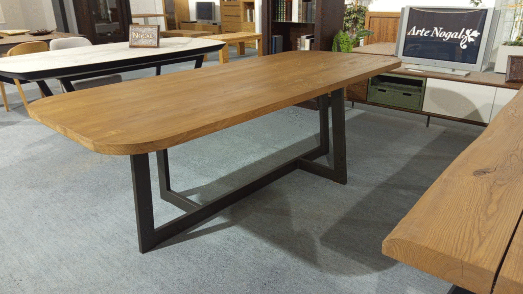 Mesa de comedor con tablero de madera maciza y pata metálica negra en doble L