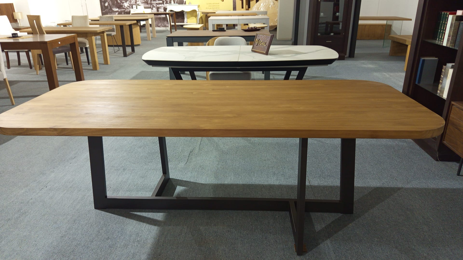 Vista frontal del tablero de madera maciza y de la base metálica en doble L de la mesa de comedor