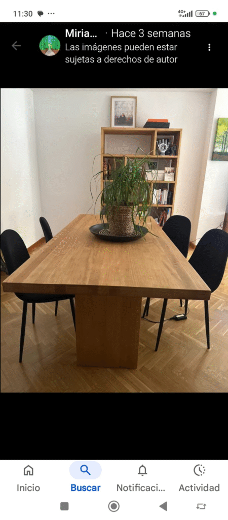 Mesa de comedor con patas en tabica y estantería a juego al fondo