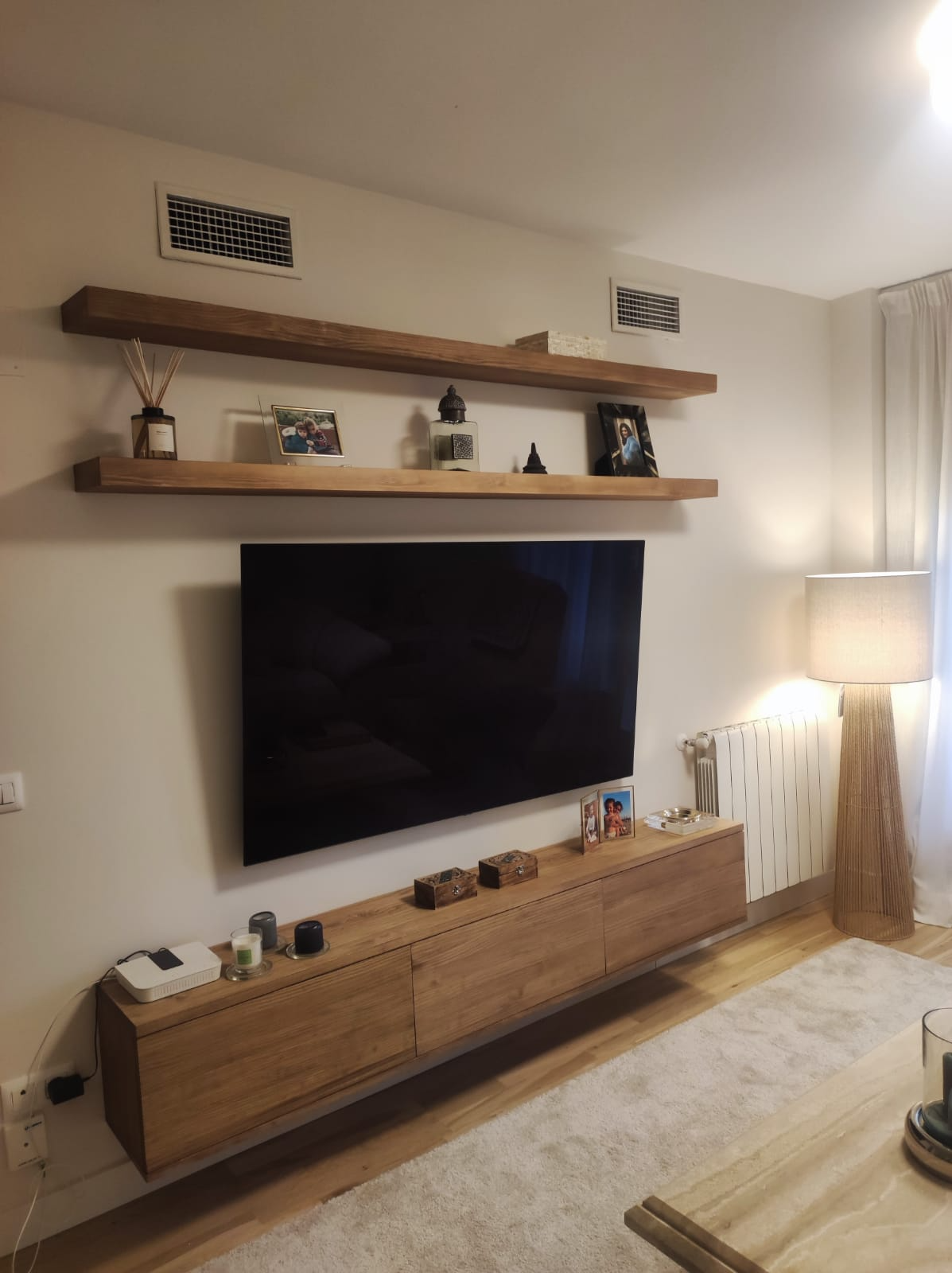 Conjunto de mueble TV de madera maciza en color nuez y baldas suspendidas a juego