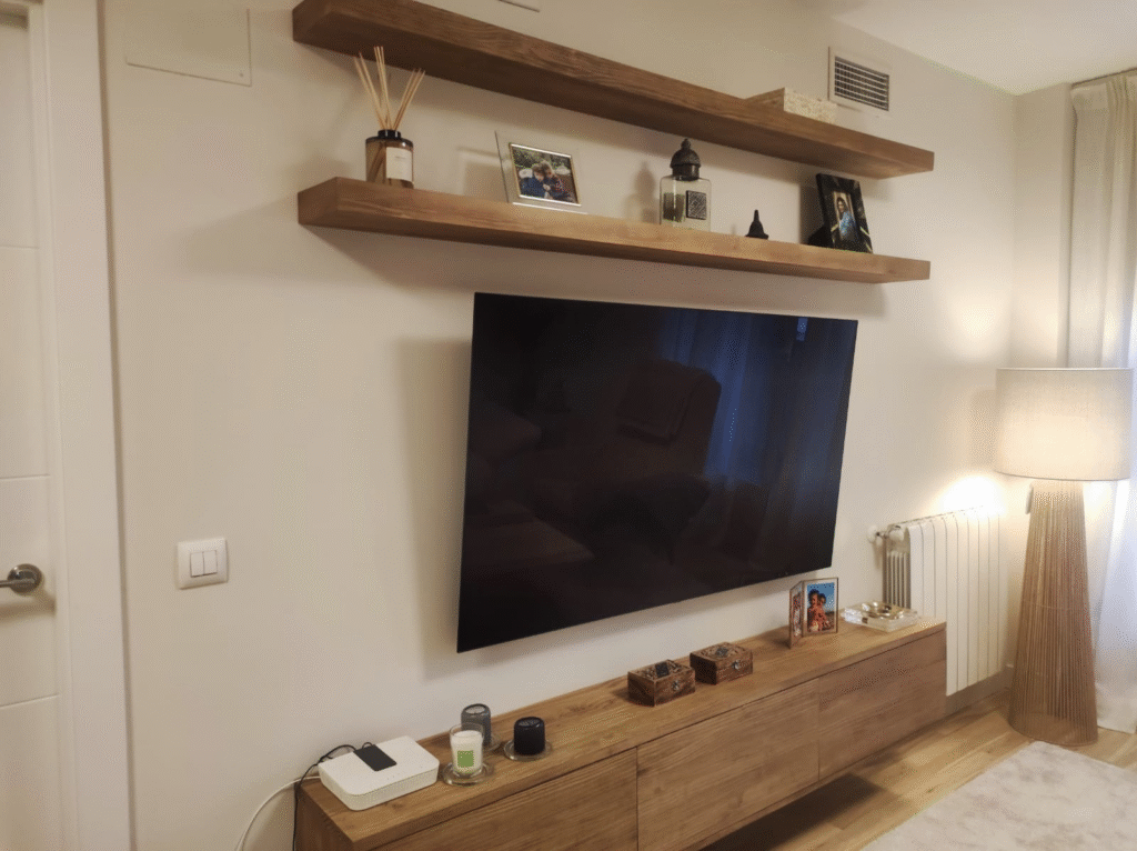 Mueble TV suspendido de madera maciza en color nuez con tres puertas y baldas a juego