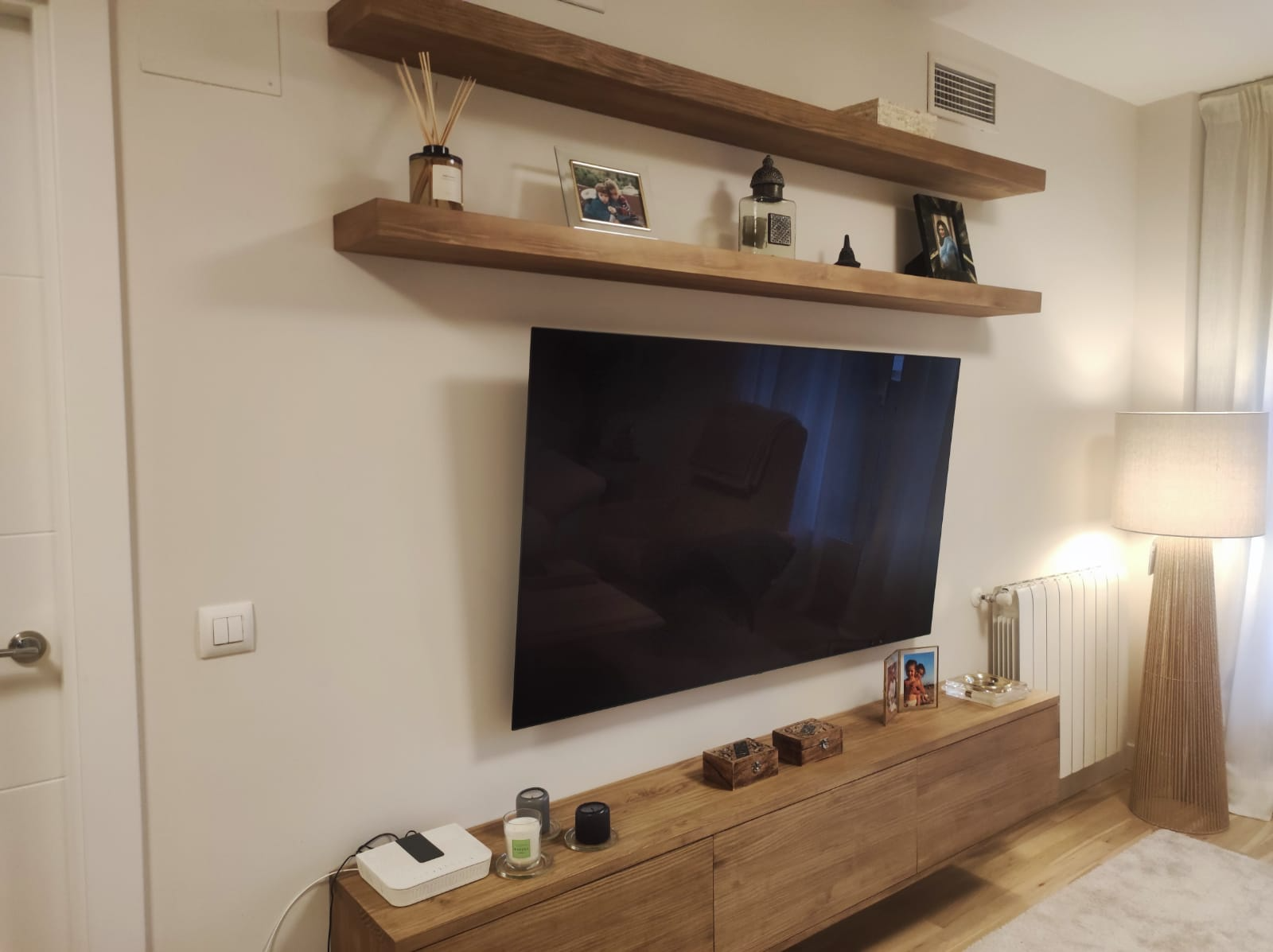 Mueble TV suspendido de madera maciza en color nuez con tres puertas y baldas a juego