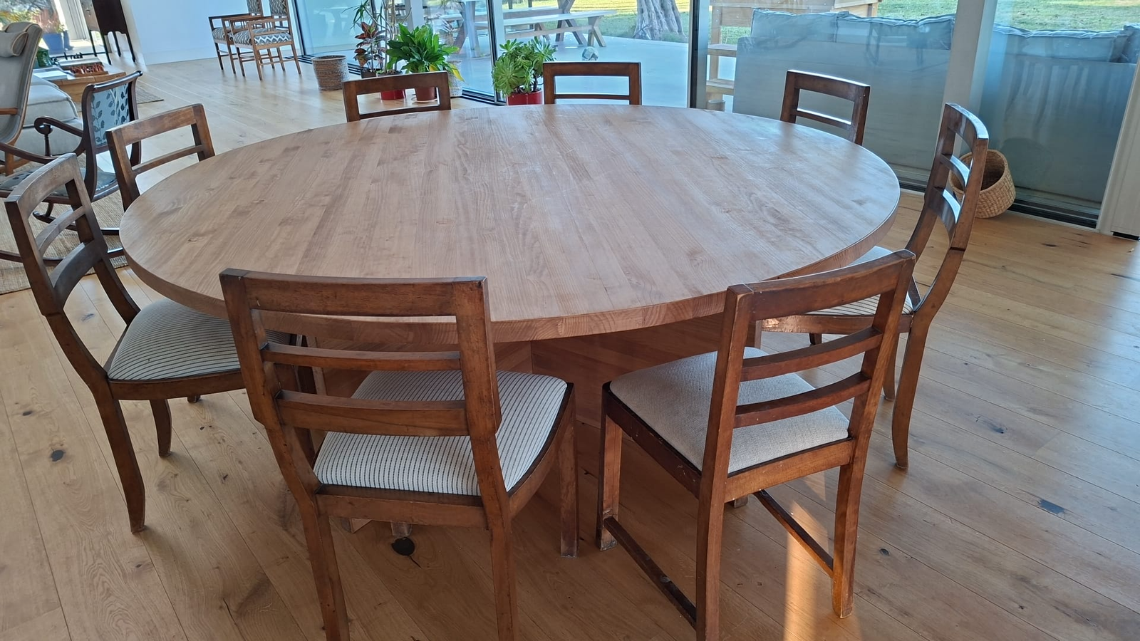 Tablero de la mesa redonda de 180 cm en color nogal en el comedor
