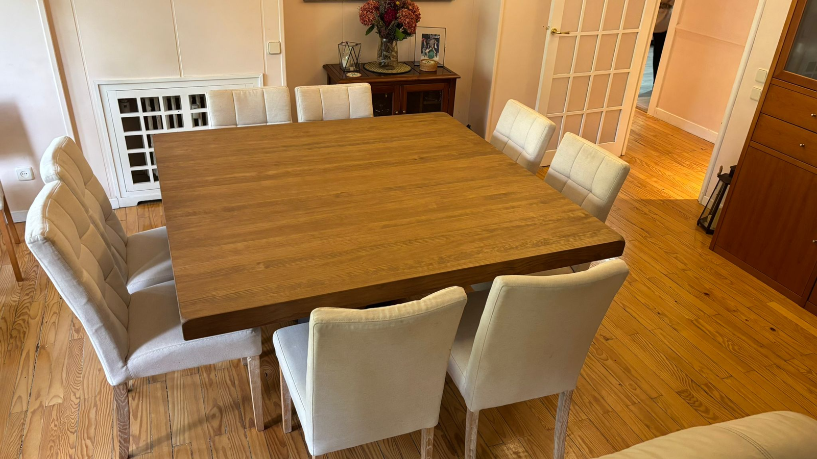 Vista del tablero cuadrado de la mesa de comedor de 150 por 150 cm
