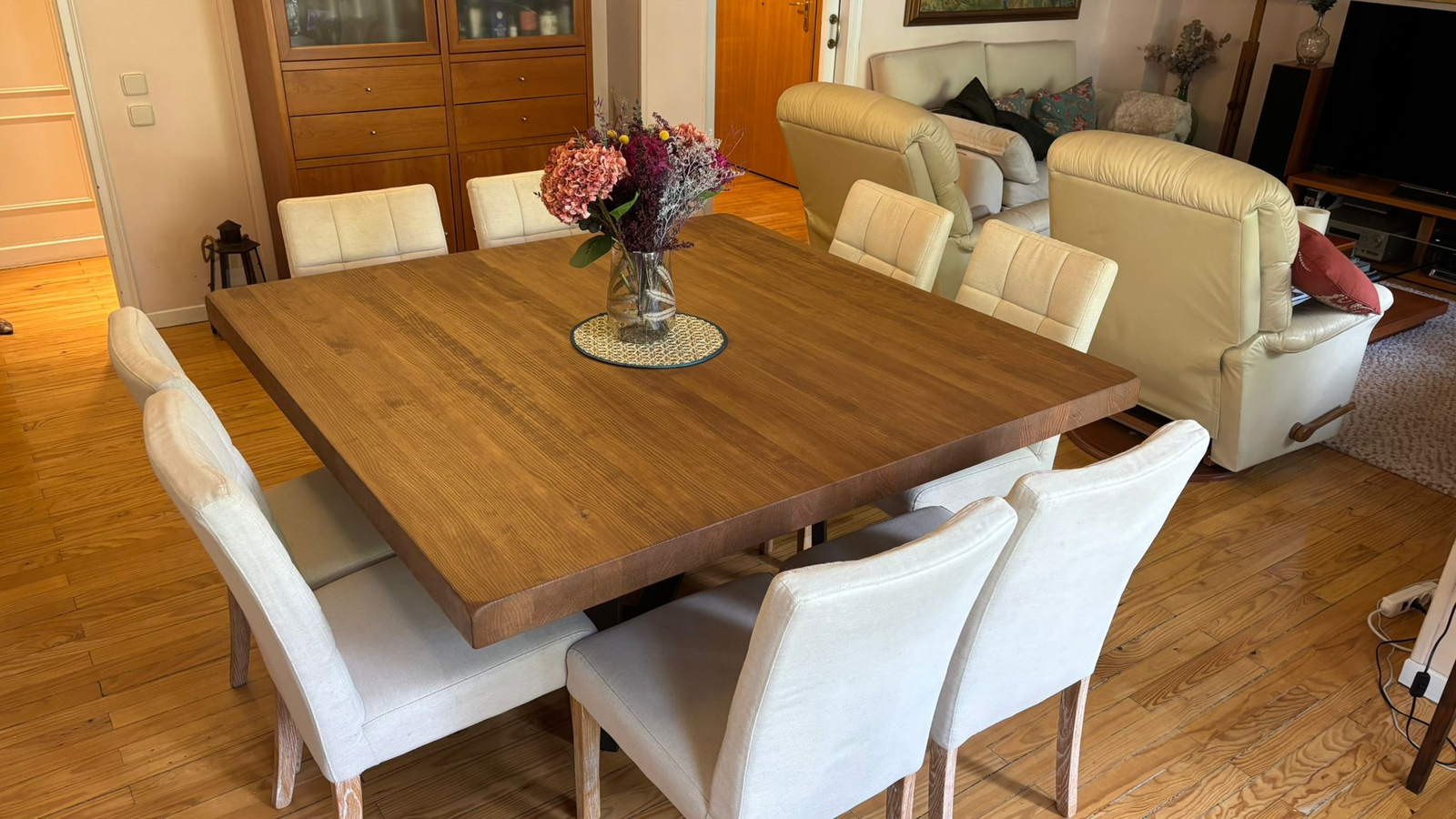 Mesa de comedor cuadrada de 150 por 150 cm en el salón