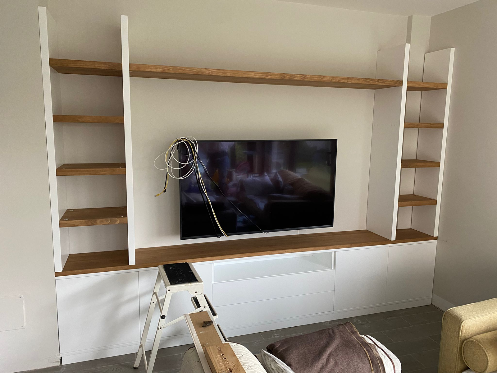 Composición para TV lacada en blanco y combinada con roble, con estanterías laterales